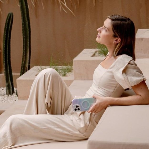 Uniq Coehl Linear Magnetic Charging Case for iPhone 16 - opalescent 5