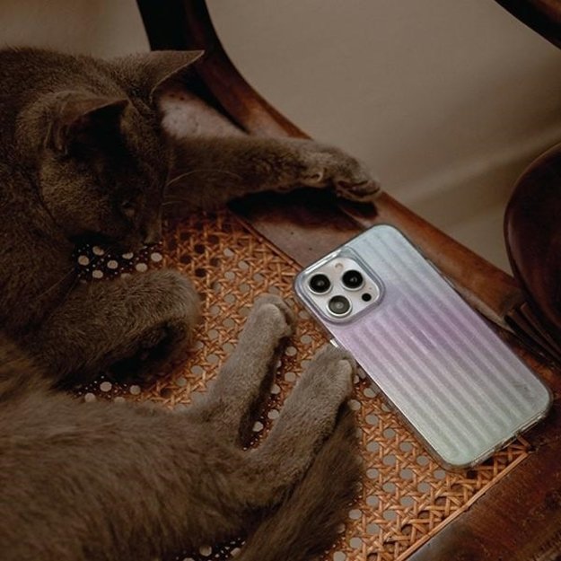Uniq Coehl Linear case for iPhone 14 - iridescent 3