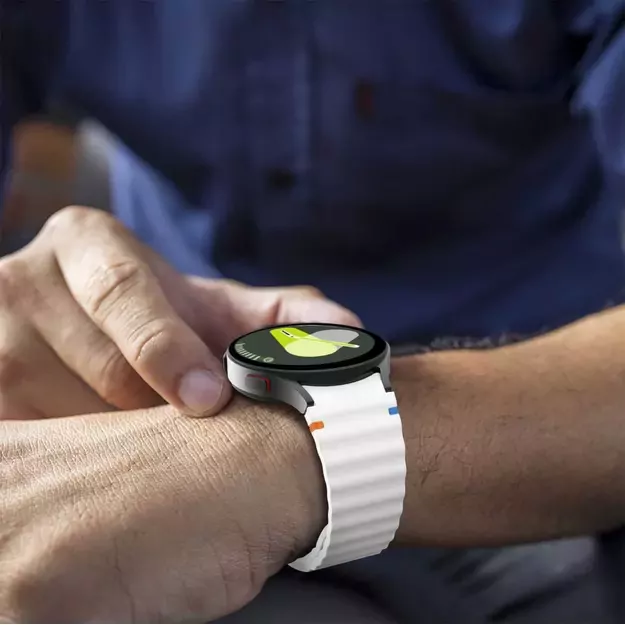 Tech-Protect Silicone Sport Strap for Samsung Galaxy Watch 4 / 5 / 5 Pro / 6 / 7 / FE - White 3