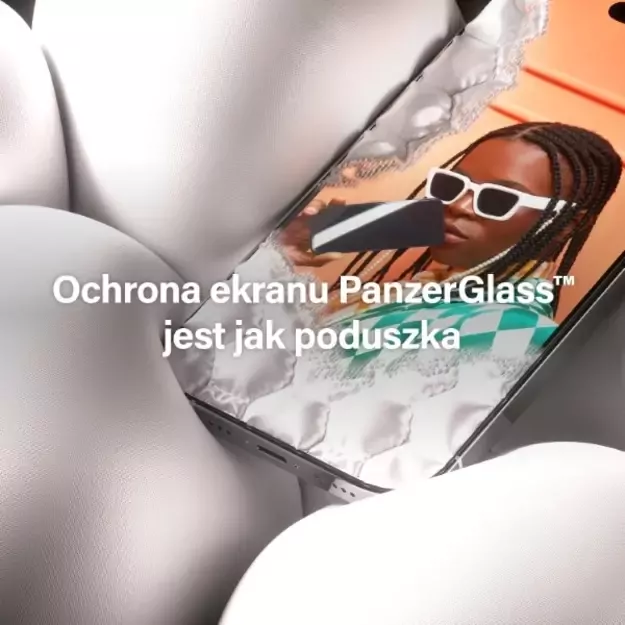 PanzerGlass Ultra-Wide Fit tempered glass with positioner for iPhone 15 Plus 2