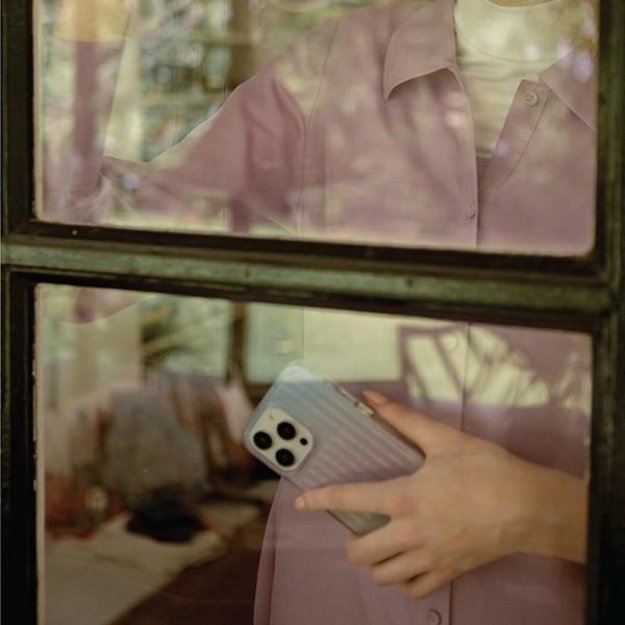 Uniq Coehl Linear case for iPhone 14 Plus - iridescent 2