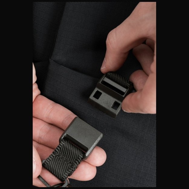 Uniq Arden Sling 2L bag - black 4