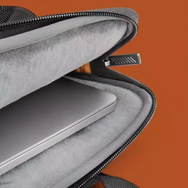 Uniq Stockholm bag for a 16&quot  laptop - black 5