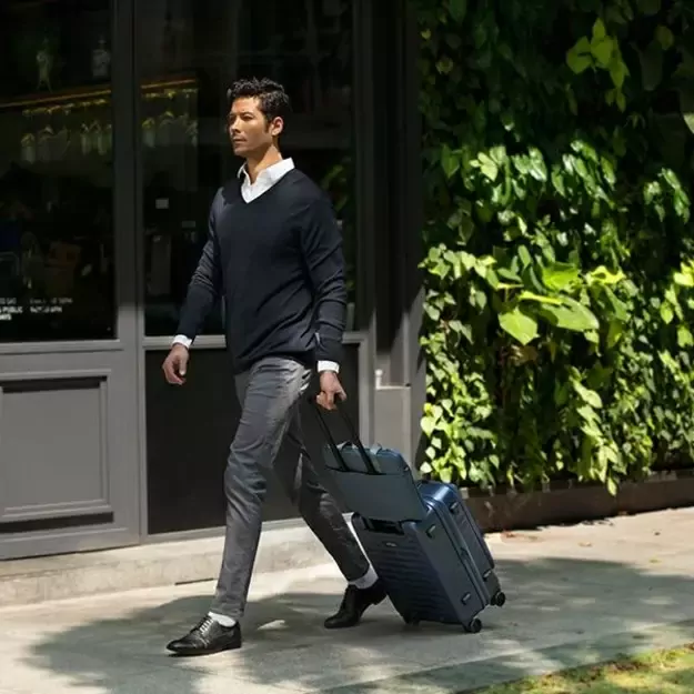 Uniq Stockholm bag for a 16&quot  laptop - black 10