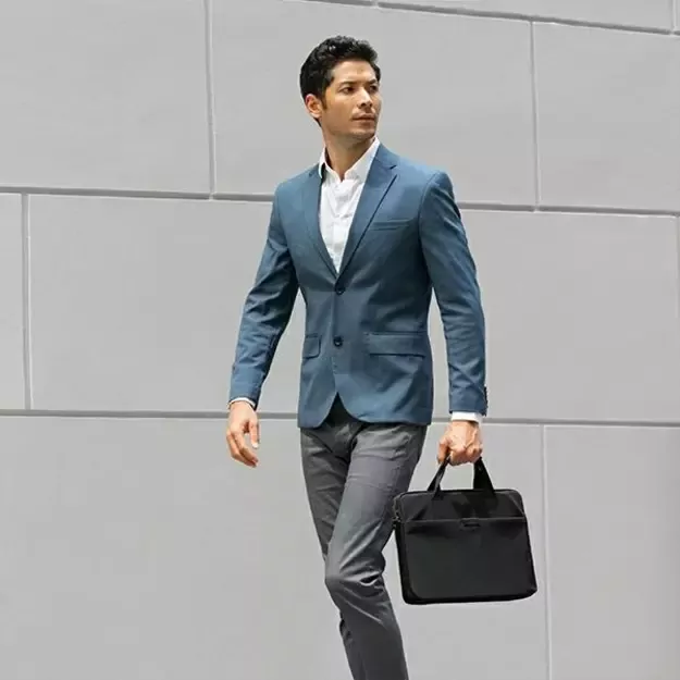 Uniq Stockholm bag for a 16&quot  laptop - black 8