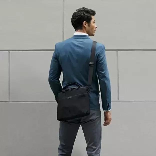 Uniq Stockholm bag for a 16&quot  laptop - black 9